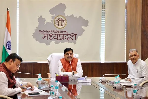 मुख्यमंत्री मोहन यादव मंत्रालय में अधिकारियों के साथ बैठक में।